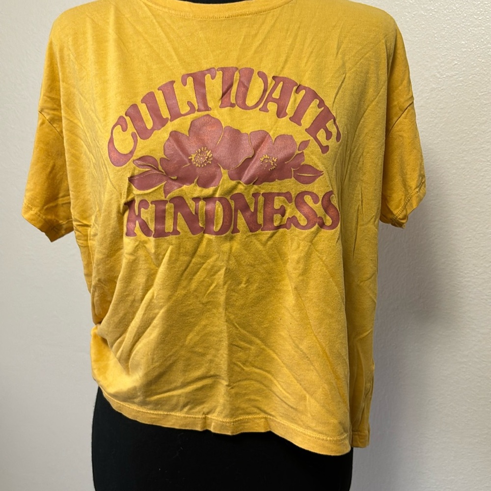 Cultivated kindness graphic t (cropped) size M Old Navy